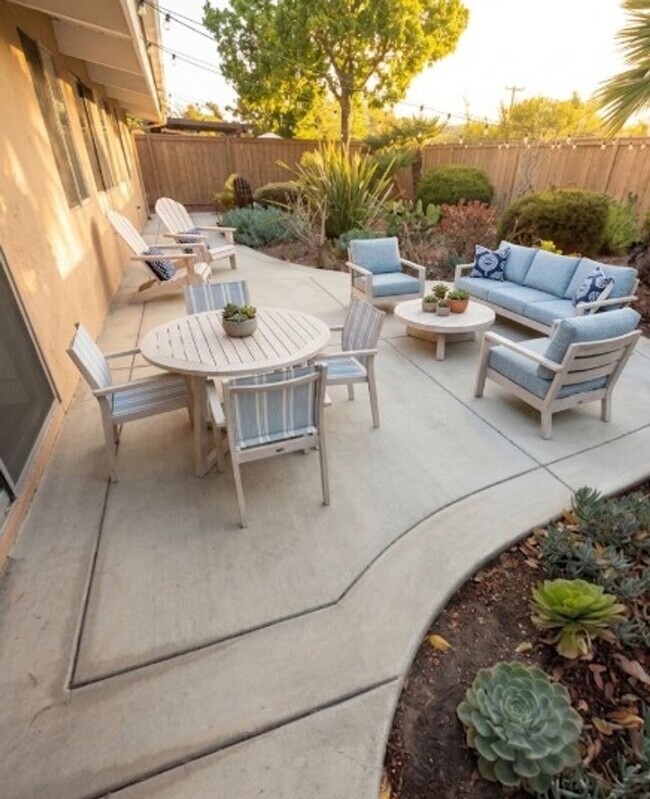 Building Photo - Charming 3 BD / 2 BA Home with Ample Natural Light and Spacious Backyard!