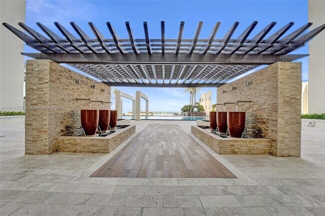 Building Photo - 101 S Fort Lauderdale Beach Blvd