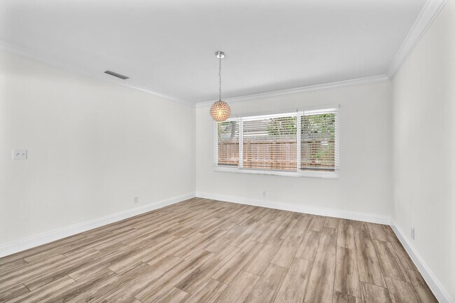 Building Photo - 1424 SW 13th Dr