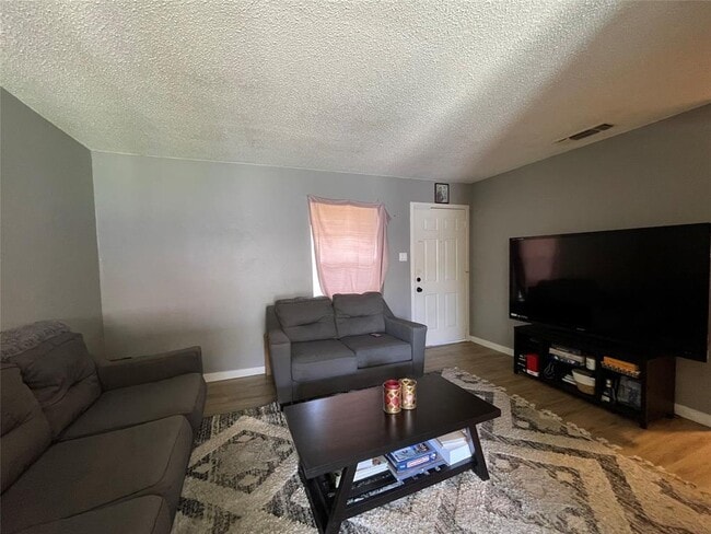 Building Photo - 2405 Parker Cir