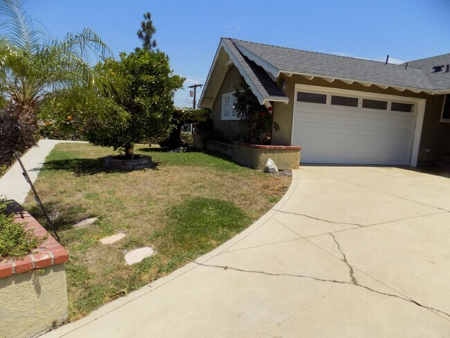 Building Photo - Ranch Style 1 Level, 3Bed/2Bath, Miraleste Pines, Custom Touches Everywhere