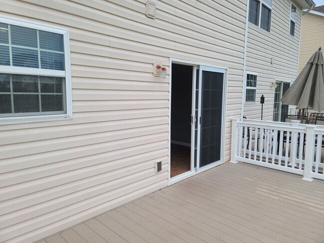 Building Photo - 3 Bed 2.5 Bath Townhome Ready for You in W...