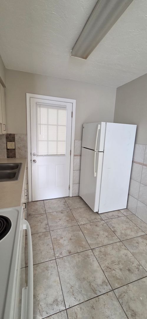 Building Photo - 2/1 Home in suberb location, pet friendly!