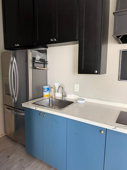 Building Photo - 285 Lilac Dr