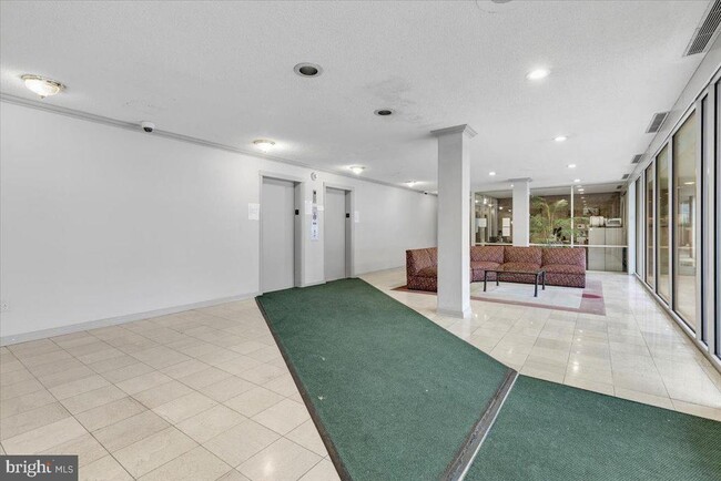 Building Photo - 4520 King St