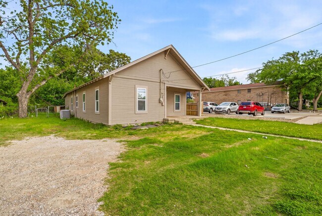 Building Photo - 1287 W Frey