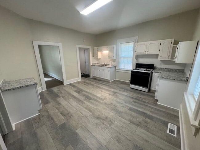 Building Photo - 6 Barry Ave