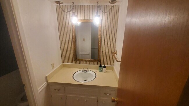 Building Photo - Centrally Located/ Convenient to Major Tho...