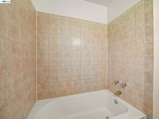 Building Photo - 72 Orchard Ct