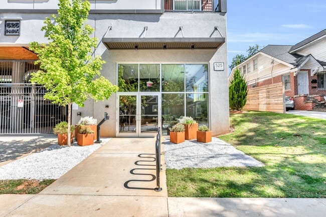 Building Photo - STUNNING MIDTOWN 1BED 1BATH