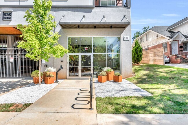 Building Photo - STUNNING MIDTOWN 2BED 2BATH