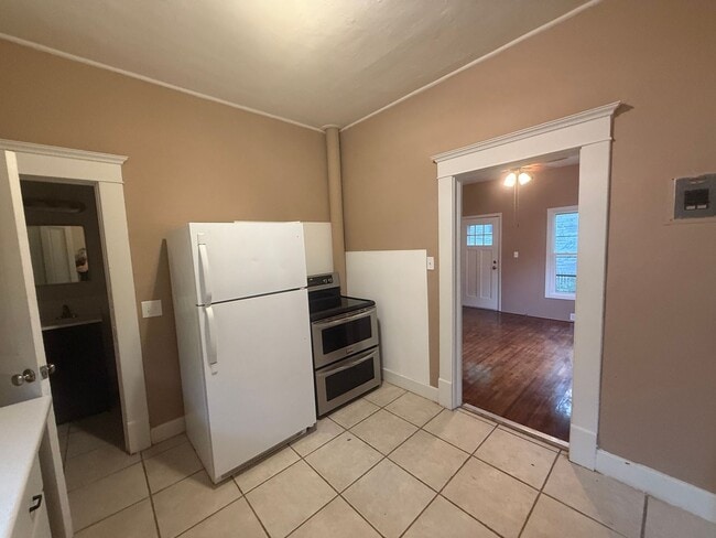 Building Photo - Two Bedroom, one bathroom house, Located i...