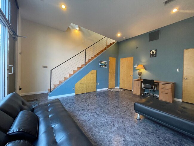 Building Photo - 3 Story Luxury Loft In The NW! Available F...