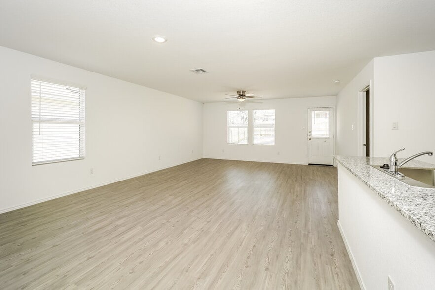 Building Photo - 13937 Reservoir Dr
