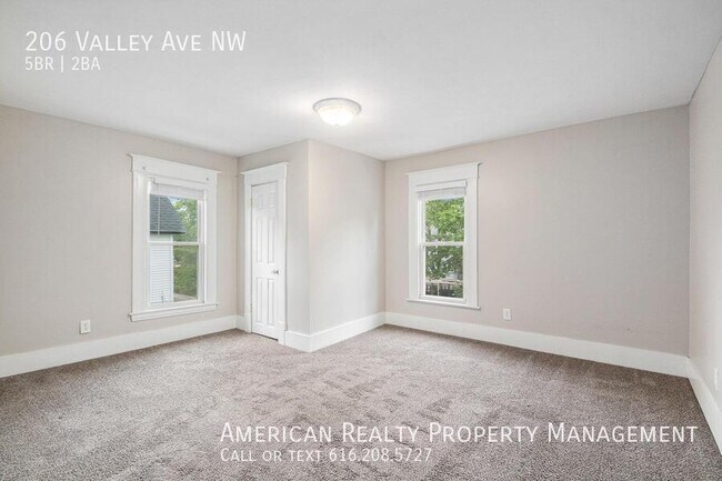 Building Photo - 206 Valley Ave NW