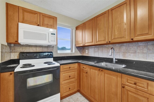 Building Photo - 111 SE 4th Ave