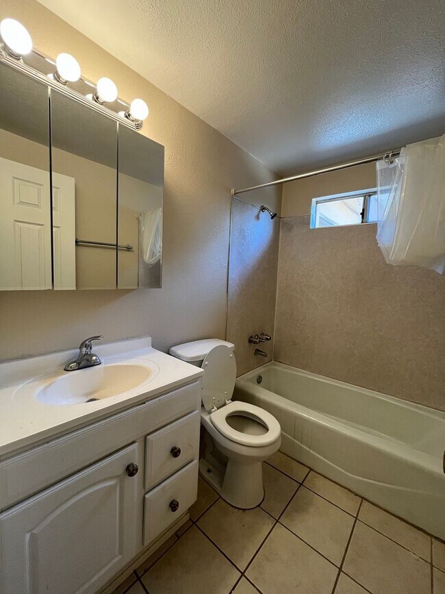 Building Photo - 2 bed 1 bath single family home with back yard and garage space