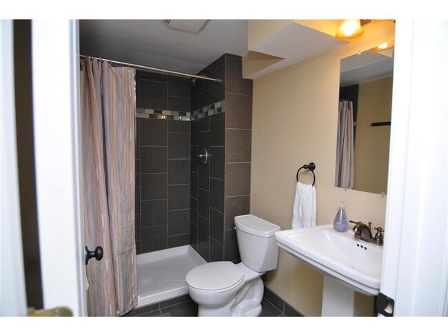 Building Photo - 1015 26th Ave SE