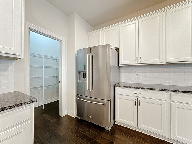 Building Photo - Executive Home with 5 bedrooms / four 1/2 ...