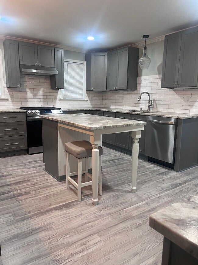 Building Photo - Beautiful cottage with gourmet kitchen. 3 ...