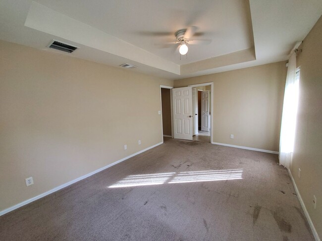 Building Photo - Quiet Buckingham Living