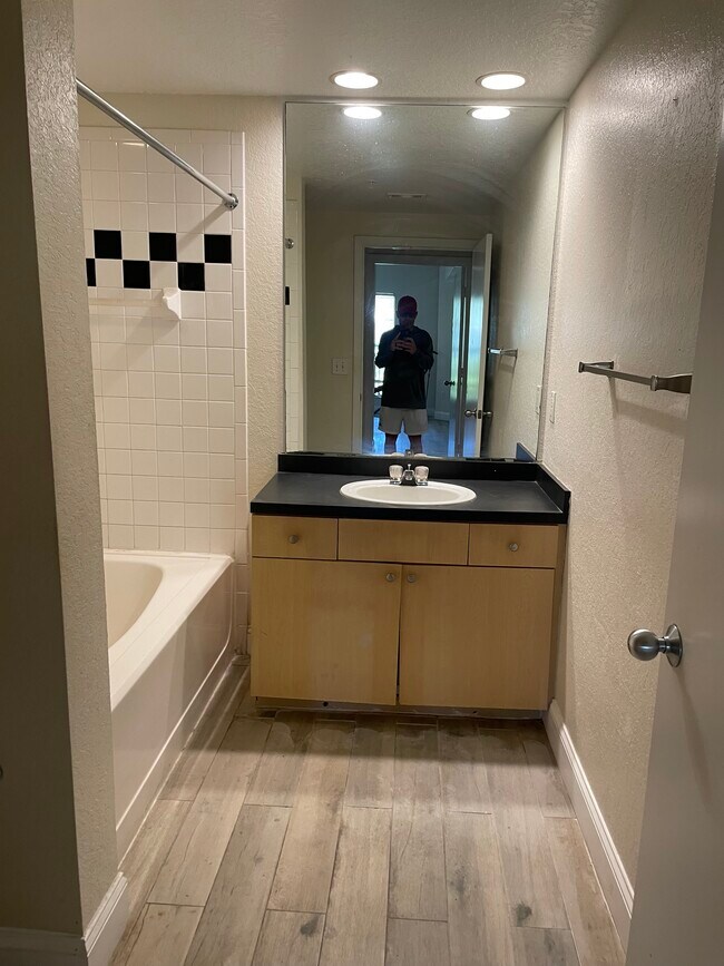 Building Photo - 2410 W Azeele St