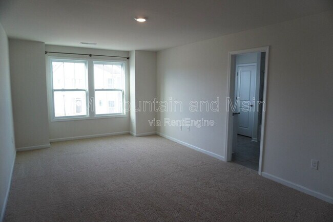 Building Photo - 210 Creekview Rd