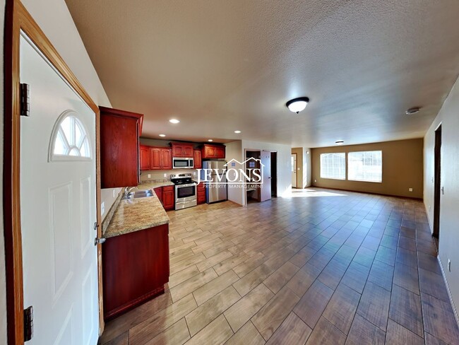 Building Photo - Spacious 3-Bedroom, 2-Bathroom Apartment in Central Yakima