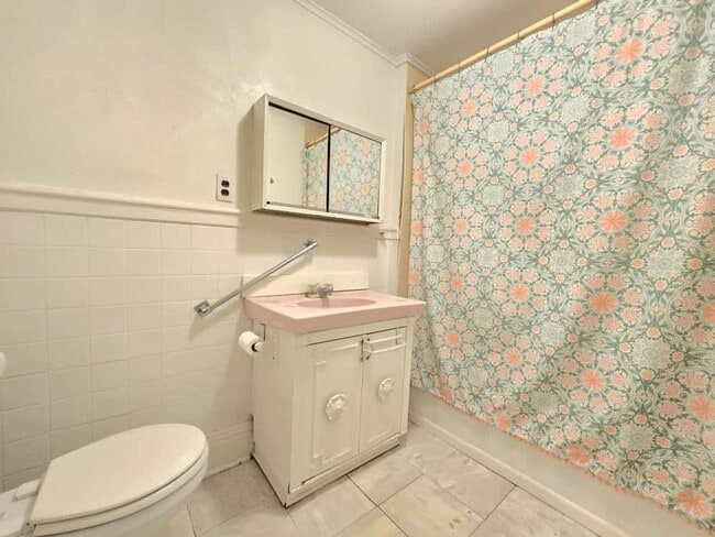 Building Photo - 218 E Navarre St