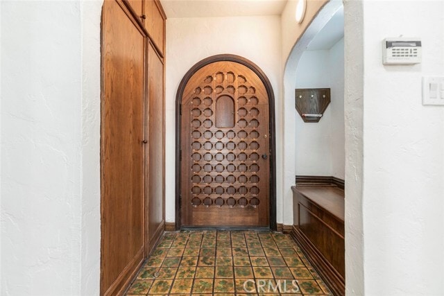 Building Photo - 2644 E Chevy Chase Dr