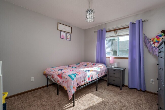 Building Photo - Stunning rambler on Tanager Road!