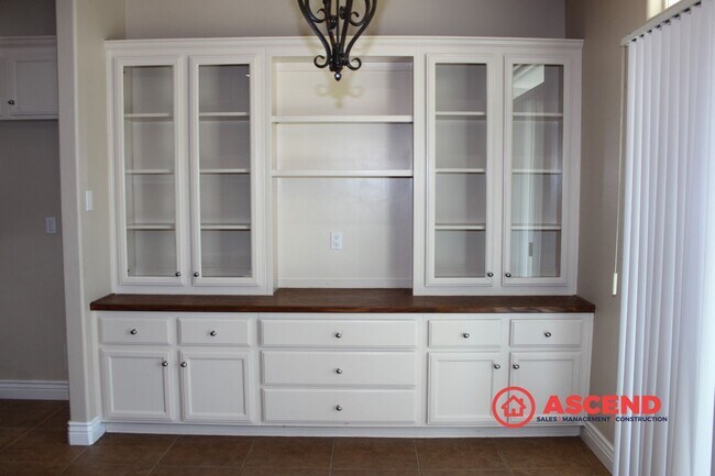 Building Photo - Beautiful 4 Bed / 2 Bath Home in Desirable Seven Oaks Community!