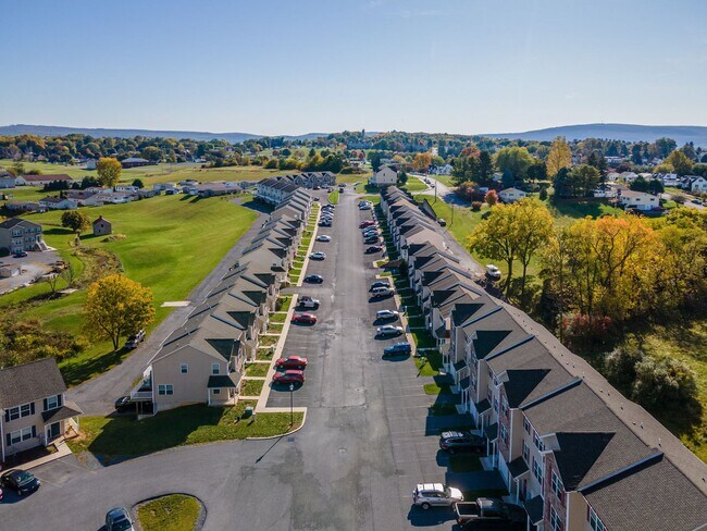 Building Photo - 3 Bedroom Townhouse For Rent in Charming Waynesboro, PA