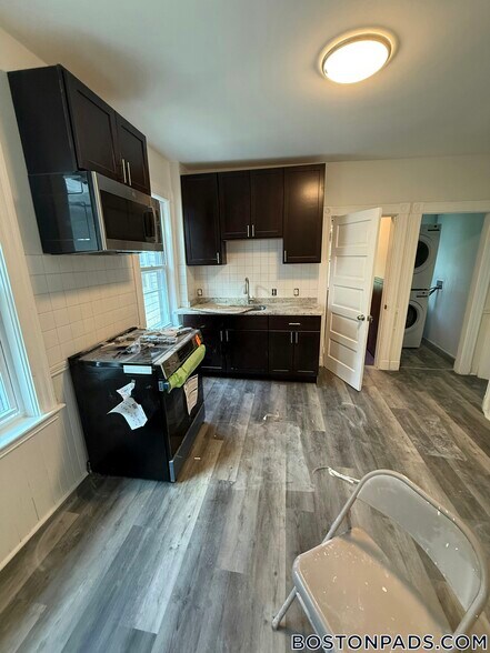 Building Photo - 33 Hancock St