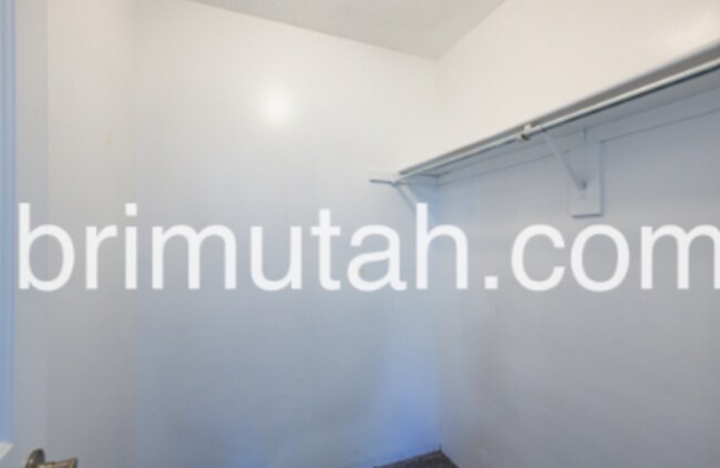 Building Photo - 2590 S 800 E