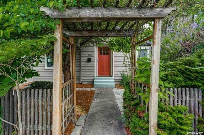 Building Photo - Furnished 2 bedroom 1 bath cottage with landscape included and split mini ducts