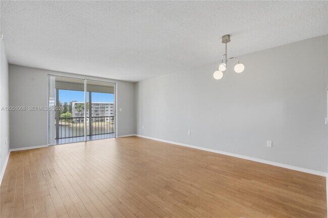Building Photo - 2851 Leonard Dr