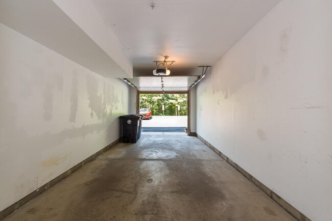 Building Photo - 2865 Barclay Wy