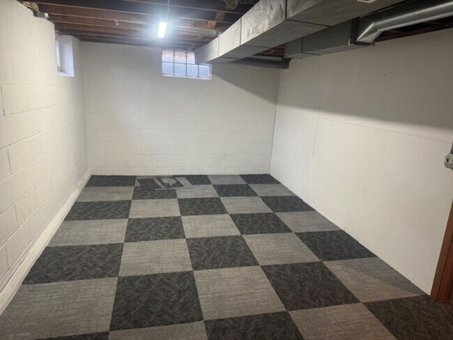 Building Photo - Updated SFH with 3 Beds, 1.5 Baths, 2 Car Garage in the Heart of Edina!