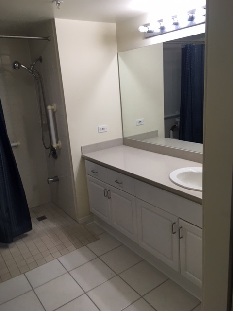 Large bath with wheel in shower - 1314 Kalakaua Ave