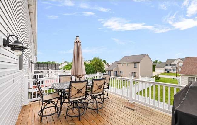 Building Photo - A Beautiful 3 Bedroom End Unit Townhouse