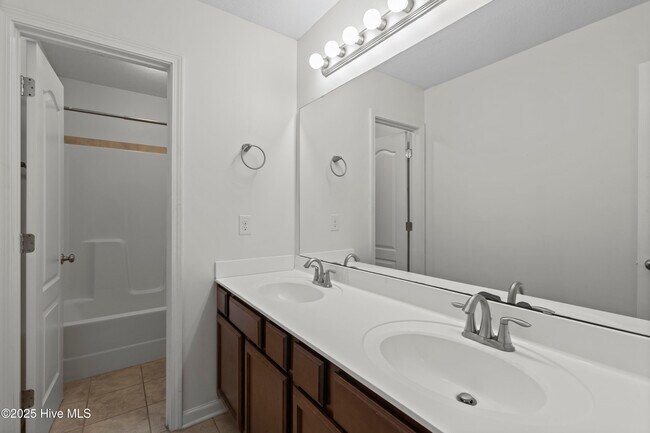 Building Photo - 207 Riverstone Ct
