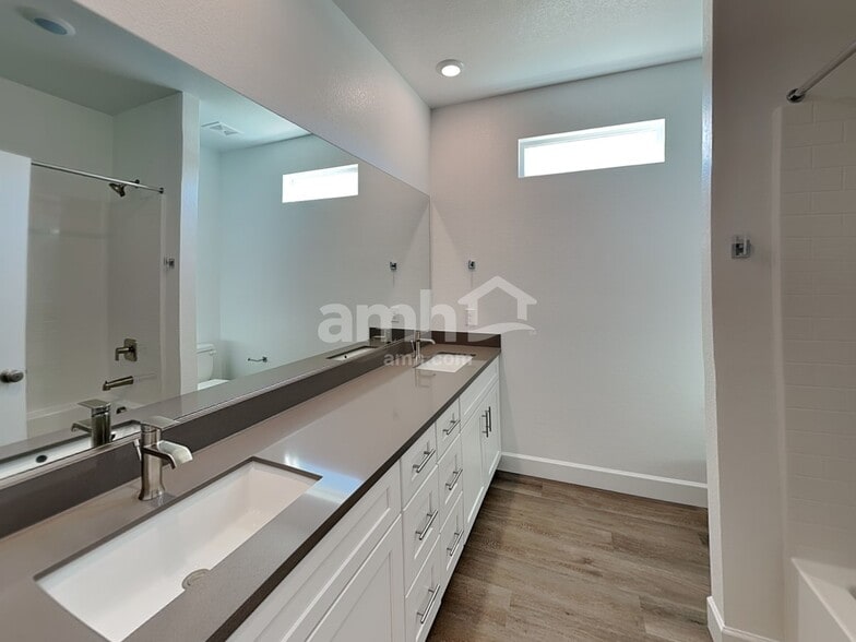 Building Photo - 10390 Bishops Cap St