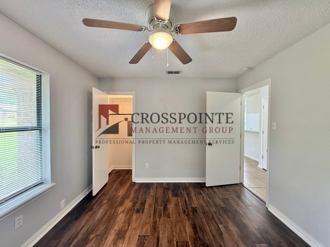 Building Photo - Charming 2 Bed, 1 Bath Duplex!