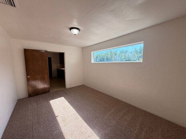 Building Photo - Country Style Living in Bakersfield