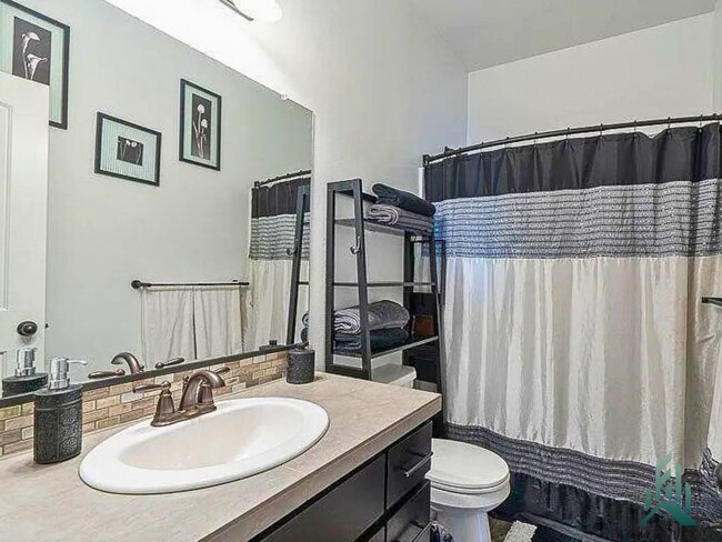 Building Photo - Updated 3 bedroom, 2 bathroom Single-famil...