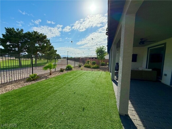Building Photo - 4760 SE Clifftop Dr