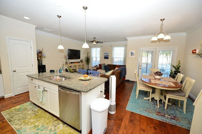 Building Photo - Clubhouse and pool community in the heart of Greenbrier!