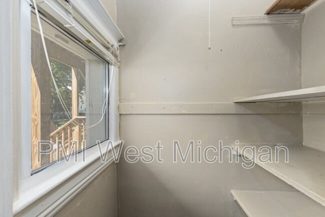Building Photo - 1051 Pine Ave NW