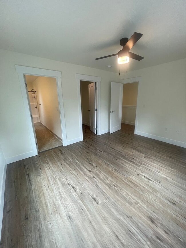 Building Photo - Stunning Modern Three Bedroom Duplex in Le...